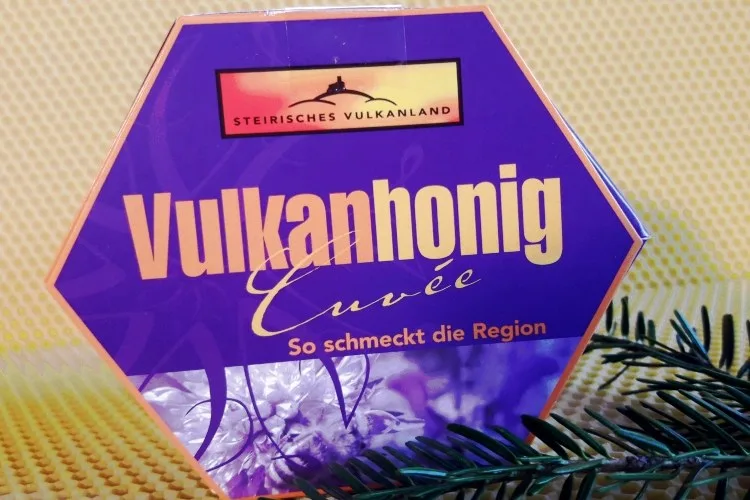 Verpackung Vulkanhonig Cuvée mit der Zeile So schmeckt die Region, auf einem Tannenzweig