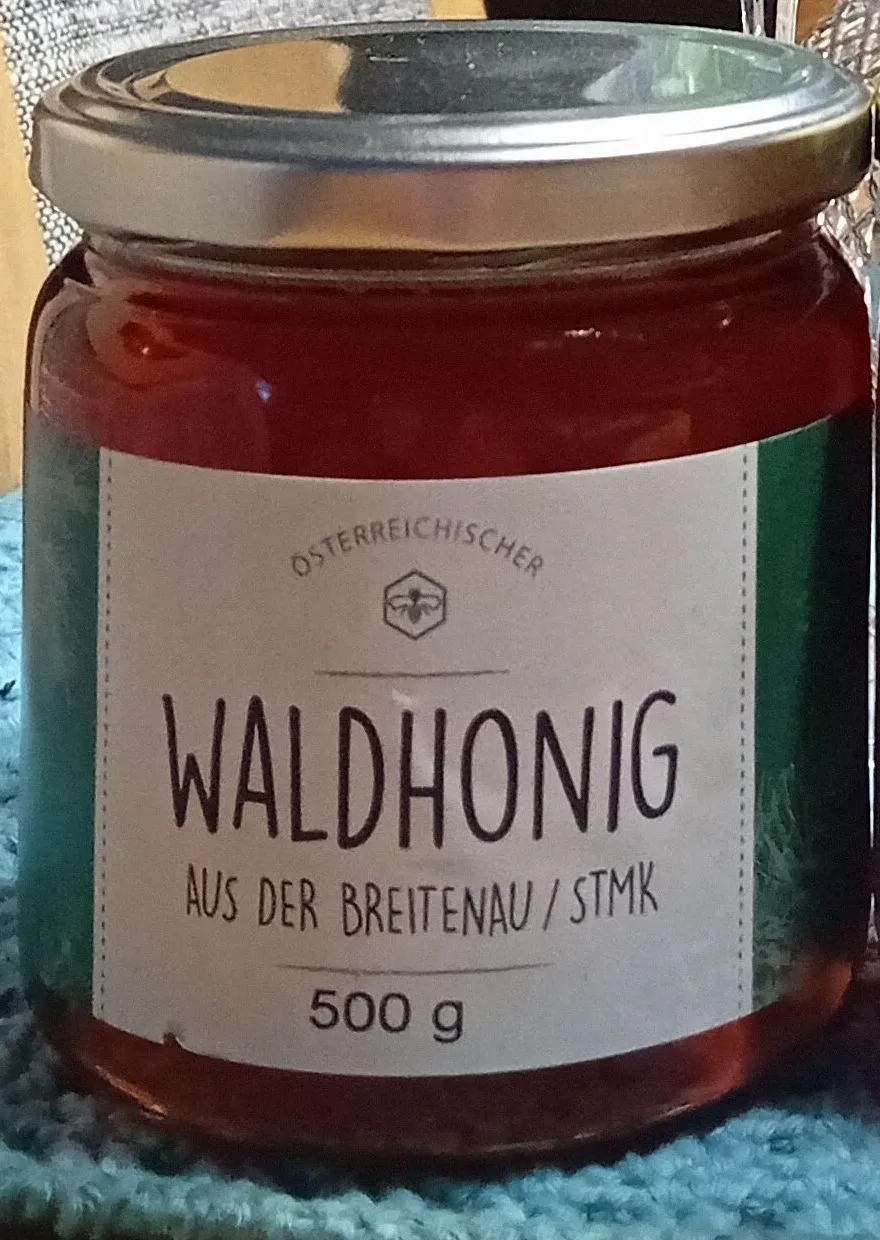 500-Gramm-Glas Waldhonig aus der Breitenau mit dem Bienen-Sechseck auf dem Etikett